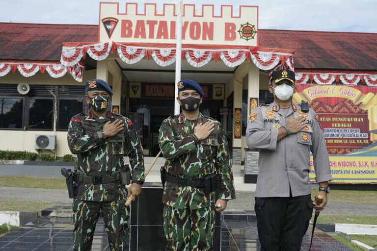 Komandan Dan Satuan Brimob Polda Kalbar Memipin Langsung Upacara ...